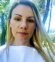 A person taking a selfie

AI-generated content may be incorrect.